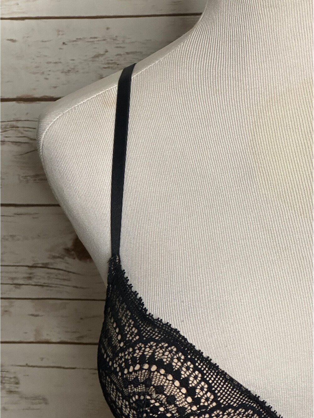 Victoria's Secret black lace Bombshell Plunge push-up bra 32D coquette lingerie - Picture 3 of 9